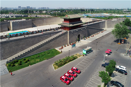 ”沿習(xí)之路“采訪車隊(duì)在正定縣古城南門下的免費(fèi)停車場(chǎng)。-河寧 攝(無人機(jī)航拍)_副本.jpg