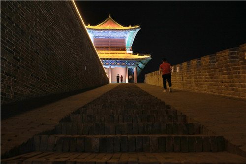 為了保護(hù)文物，消減火災(zāi)隱患，正定縣的旅游點(diǎn)，參觀者必須接受禁帶火種檢查。-河寧 攝.jpg